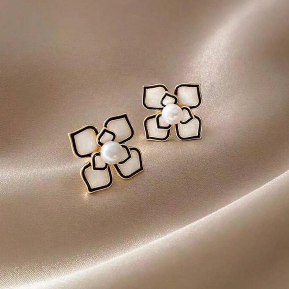 BRAND NEW🤍 French Vintage Pearl & Flower Design Earrings With Oil Drip Detail
